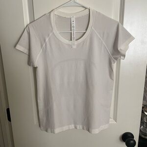 Size 8 Swiftly Tech Short-Sleeve Shirt 2.0 Race Length.